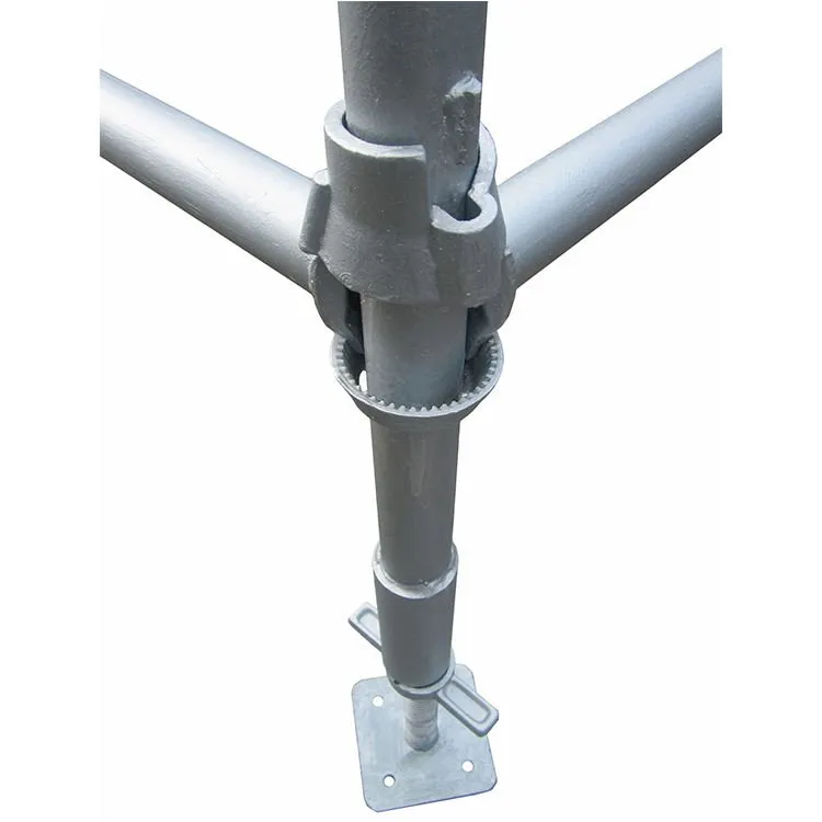 Nudo cuplock con copa superior bloqueando tres lengüetas de horizontales